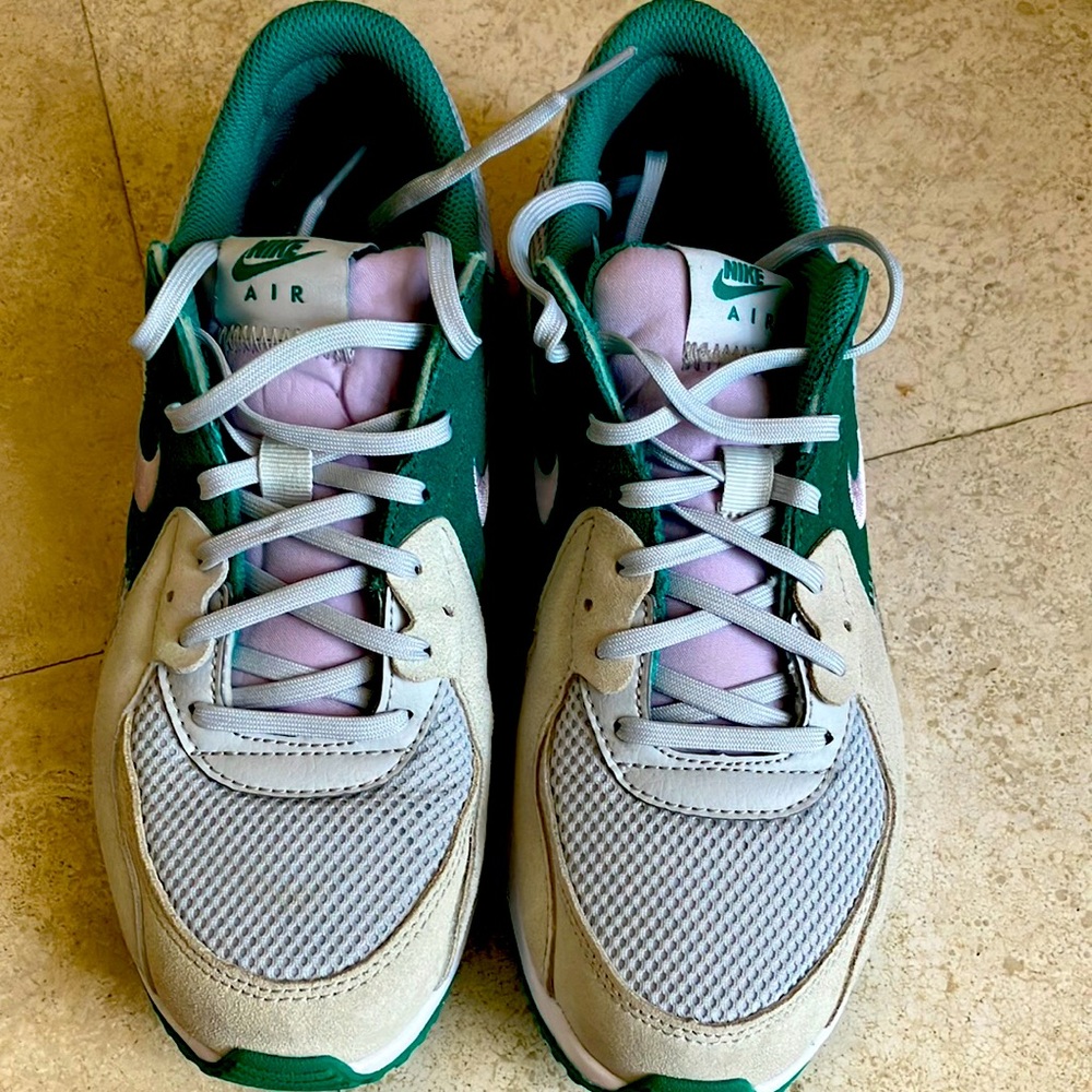 New Nike Air Max women’s running/walking trainer shows. 7.5 US/38.5 Eu.